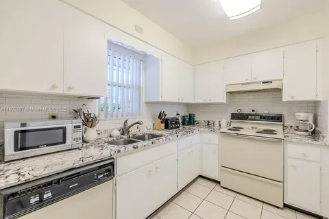 2333 Indian River Blvd # 306, Vero Beach FL 32960