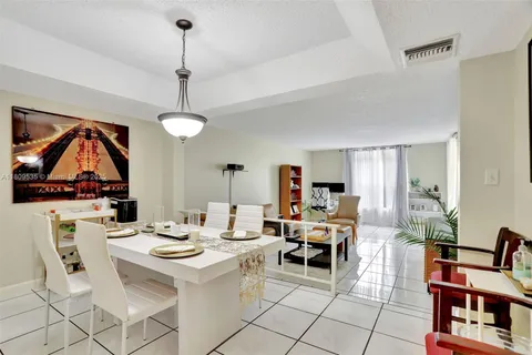 3660 Inverrary Dr # 2X, Lauderhill FL 33319
