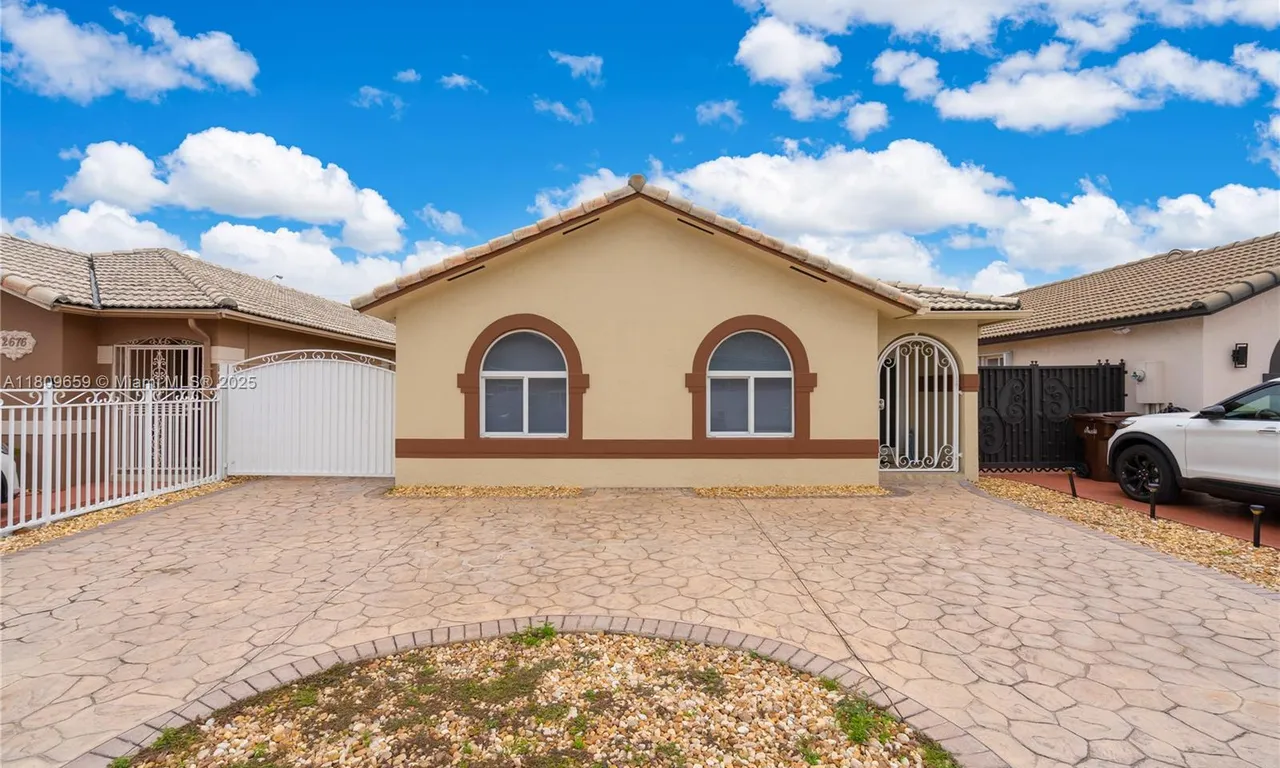 2682 W 68th Pl, Hialeah FL 33016