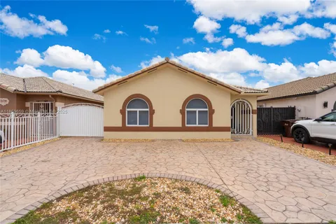 2682 W 68th Pl, Hialeah FL 33016