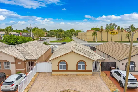 2682 W 68th Pl, Hialeah FL 33016