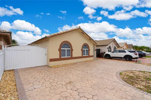 2682 W 68th Pl, Hialeah FL 33016