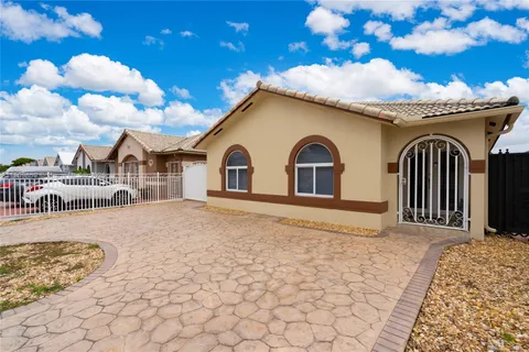 2682 W 68th Pl, Hialeah FL 33016