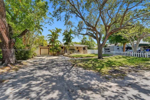 901 NE 8th St, Hallandale Beach FL 33009