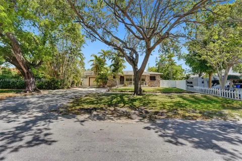901 NE 8th St, Hallandale Beach FL 33009