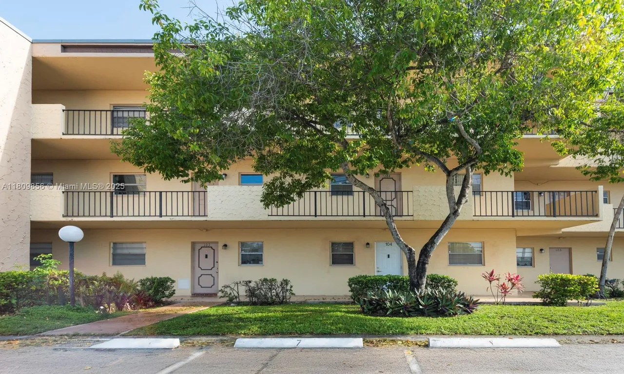 301 Cambridge Rd # 203, Hollywood FL 33024