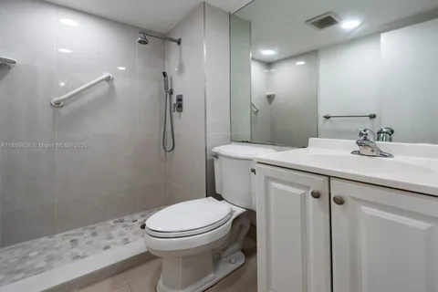 301 Cambridge Rd # 203, Hollywood FL 33024
