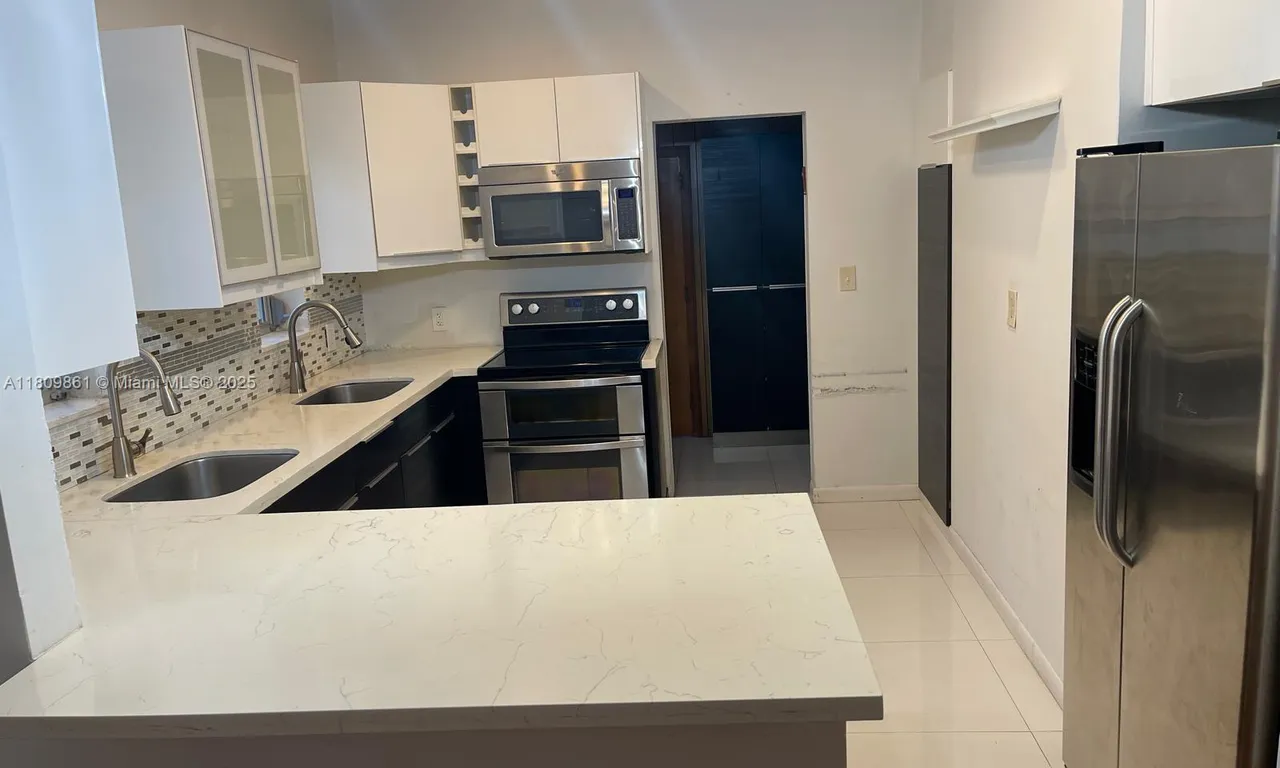 330 W 46th St # 1, Miami Beach FL 33140