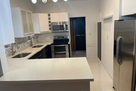 330 W 46th St # 1, Miami Beach FL 33140
