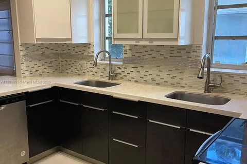 330 W 46th St # 1, Miami Beach FL 33140