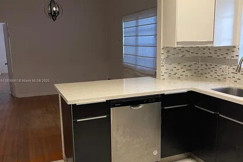 330 W 46th St # 1, Miami Beach FL 33140