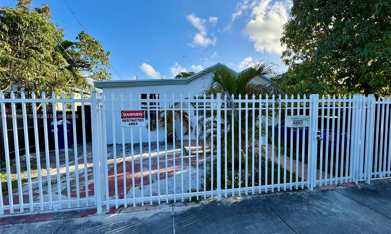 2326 NW 59th St, Miami FL 33142