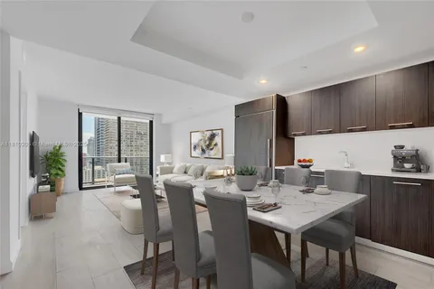 45 SW 9th St # 2105, Miami FL 33130