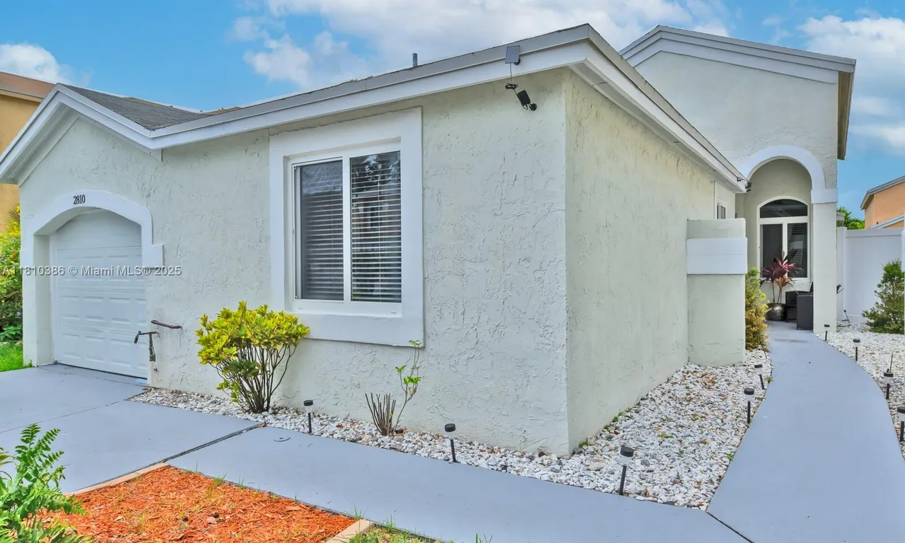 2810 River Run Cir E, Miramar FL 33025