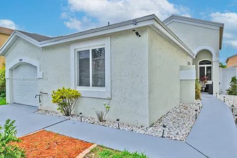 2810 River Run Cir E, Miramar FL 33025