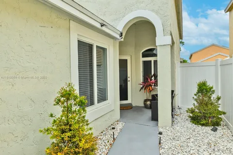 2810 River Run Cir E, Miramar FL 33025