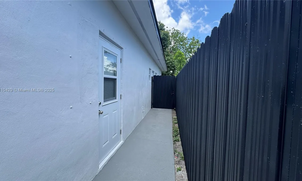 2731 NW 100th St # C, Miami FL 33147