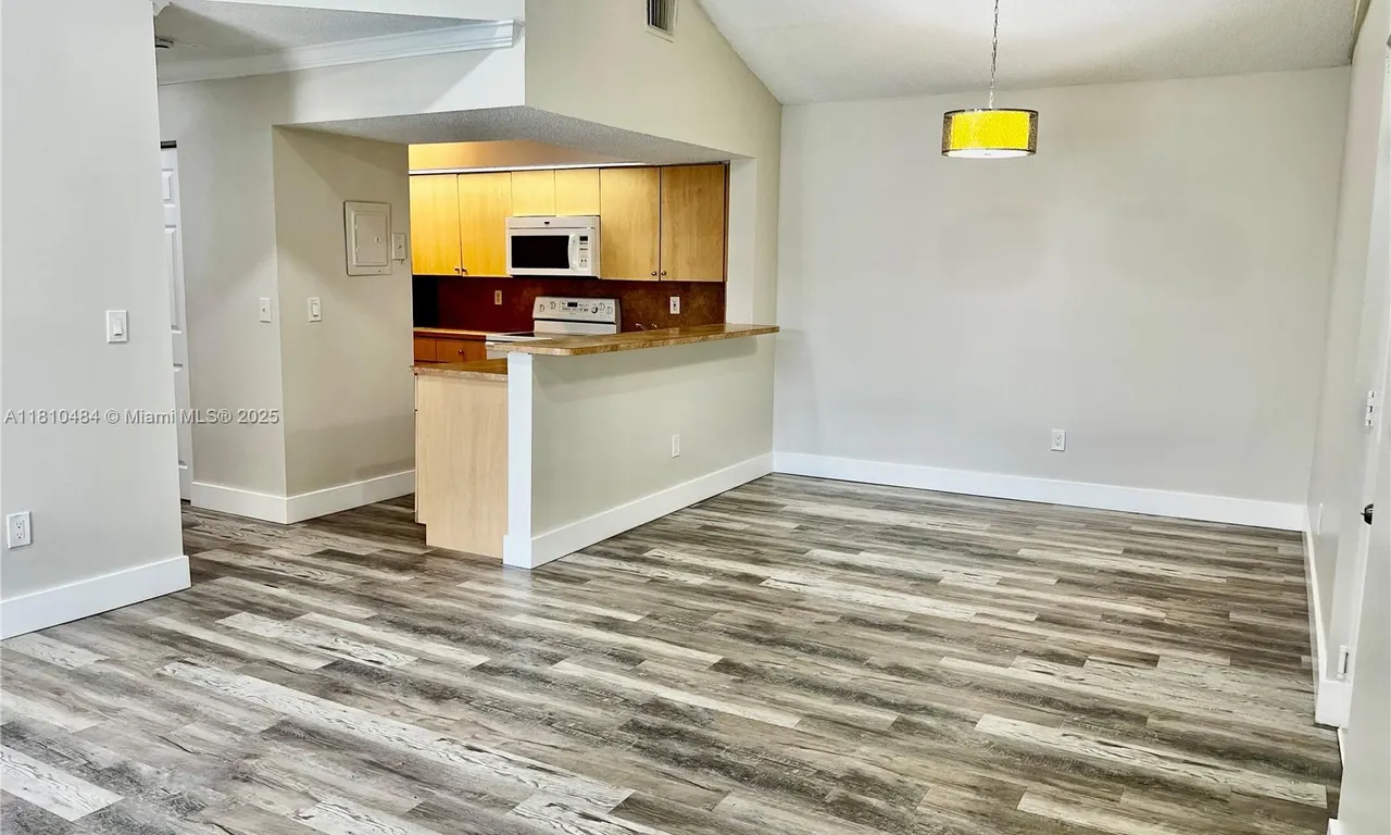 18850 NW 57th Ave # 305, Hialeah FL 33015