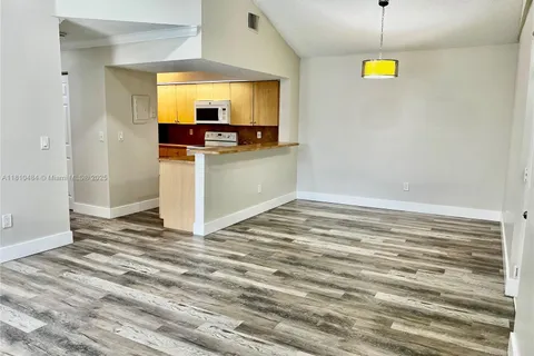 18850 NW 57th Ave # 305, Hialeah FL 33015