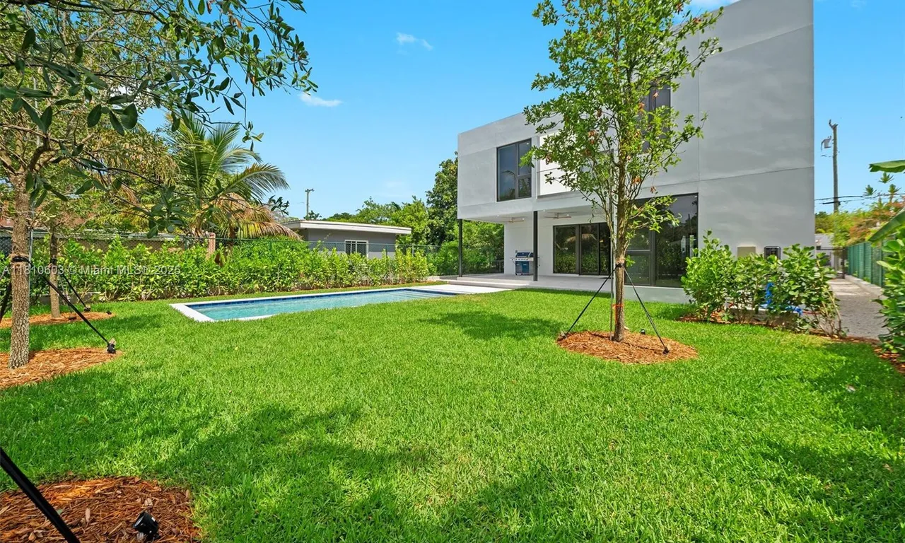 2127 SW 11th Ter, Miami FL 33135