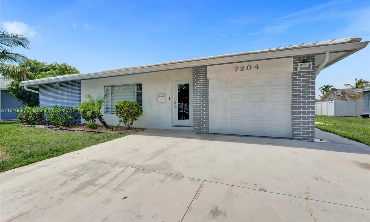 7204 NW 76th Dr, Tamarac FL 33321