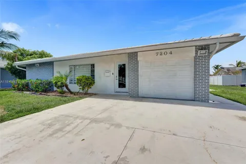 7204 NW 76th Dr, Tamarac FL 33321