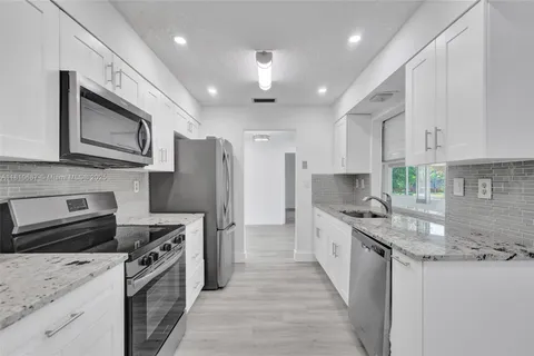 7204 NW 76th Dr, Tamarac FL 33321