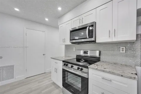 7204 NW 76th Dr, Tamarac FL 33321