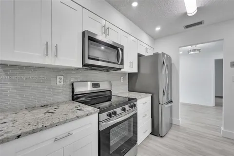 7204 NW 76th Dr, Tamarac FL 33321