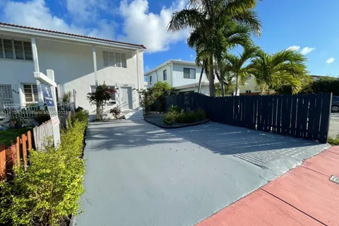 660 86th St, Miami Beach FL 33141