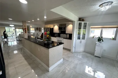 13700 SW 14th St # 412D, Pembroke Pines FL 33027