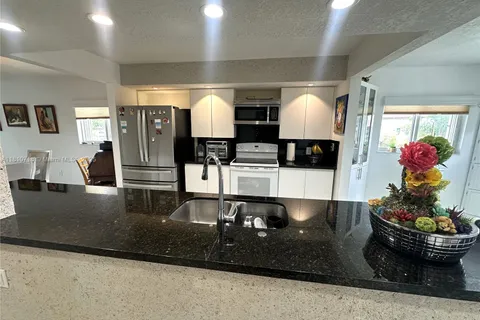 13700 SW 14th St # 412D, Pembroke Pines FL 33027