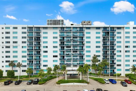 7525 E Treasure Dr # 213, North Bay Village FL 33141