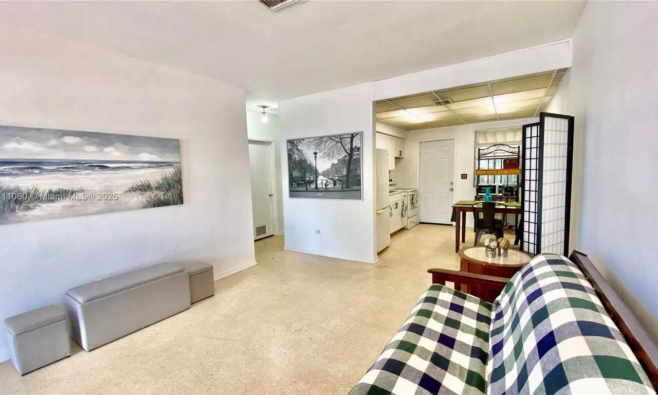 580 NE 139th St, North Miami FL 33161