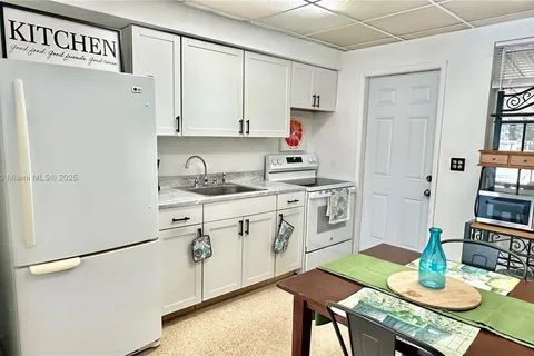 580 NE 139th St, North Miami FL 33161