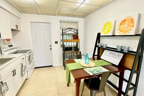 580 NE 139th St, North Miami FL 33161