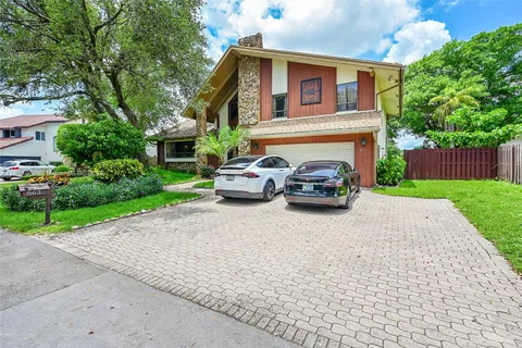 863 W Coco Plum Cir, Plantation FL 33324