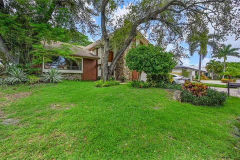 863 W Coco Plum Cir, Plantation FL 33324