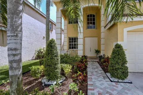 4322 Fox Ridge Dr, Weston FL 33331