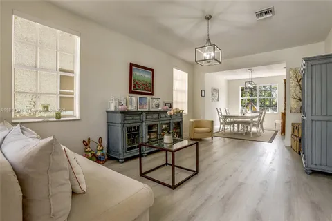 4322 Fox Ridge Dr, Weston FL 33331