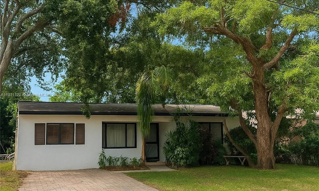 722 SW 10th St, Hallandale Beach FL 33009