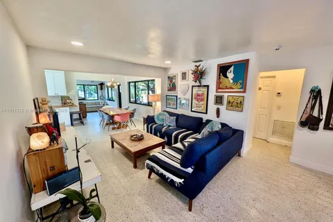 722 SW 10th St, Hallandale Beach FL 33009