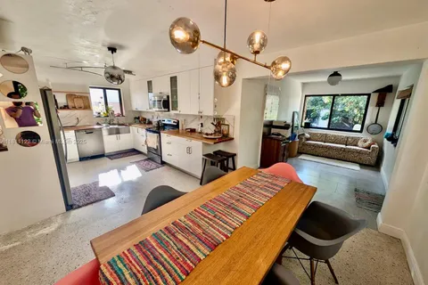 722 SW 10th St, Hallandale Beach FL 33009