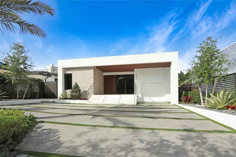 330 SW 19th Rd, Miami FL 33129