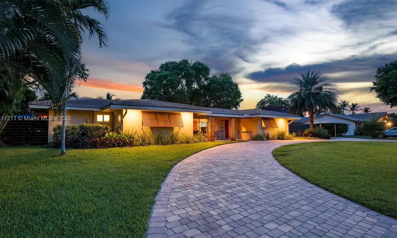 901 W Tropical Way, Plantation FL 33317