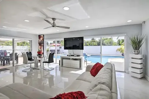 8031 W 14th Ct, Hialeah FL 33014