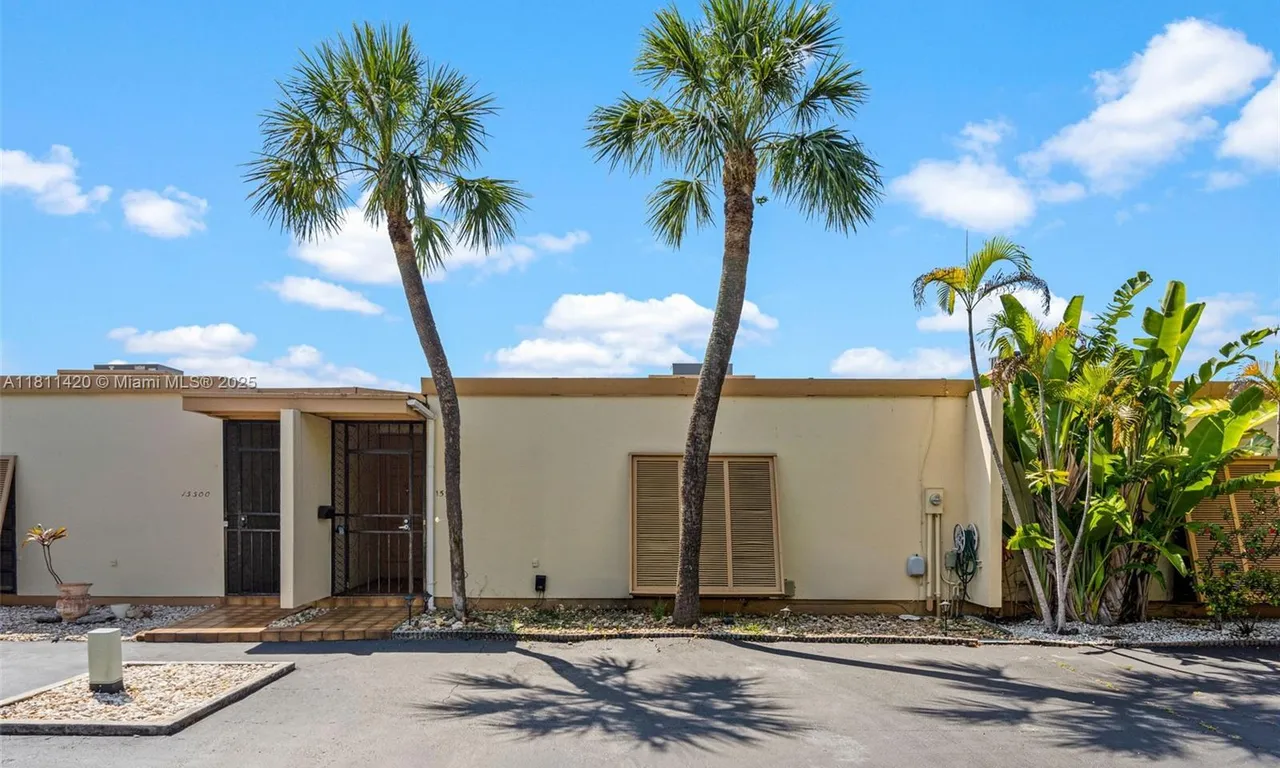 15504 Sharpecroft Dr, Miami Lakes FL 33014