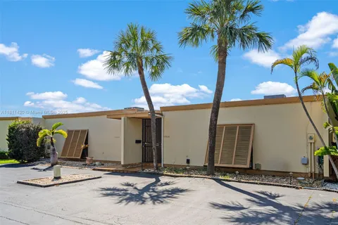 15504 Sharpecroft Dr, Miami Lakes FL 33014