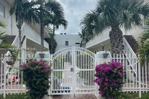 1950 Biarritz Dr # 5, Miami Beach FL 33141