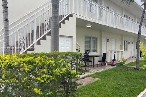 1950 Biarritz Dr # 5, Miami Beach FL 33141